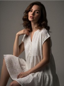 Ażurowa sukienka mini babydoll - biały