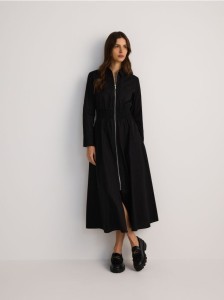 Bawełniana sukienka maxi z kołnierzykiem - czarny