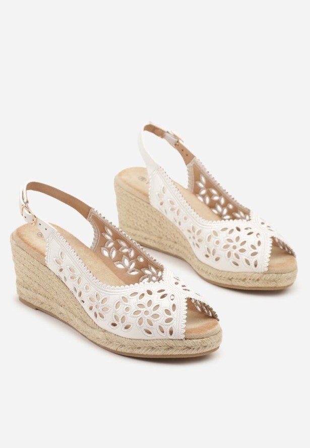 Białe Sandały na Plecionym Koturnie z Ażurową Cholewką z Kwiatowym Motywem Nevianelle