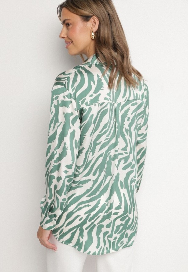 Zielono-Biała Koszula z Dłuższym Tyłem w Abstrakcyjny Wzór Nilhiris
