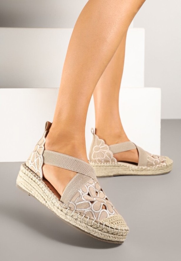 Ciemnobeżowe Ażurowe Sandały Vices na Koturnie Manitte