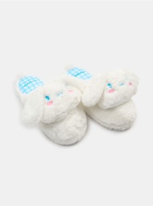 Kapcie ze sztucznym futerkiem i haftem Cinnamoroll - biały