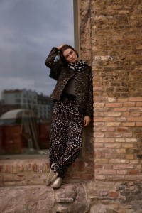 Wiskozowe spodnie z paskiem brązowe