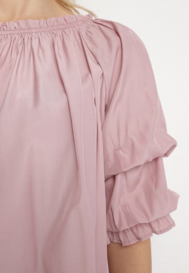 Różowa Bluzka z Wiskozą Dekoltem w Łódkę i Falbanami Fenalora