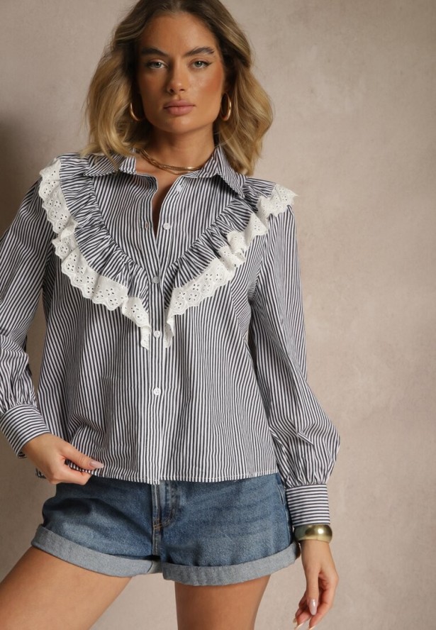 Czarna Koszula z Bawełny w Prążki Zdobiona Ażurową Falbanką przy Dekolcie Paliara