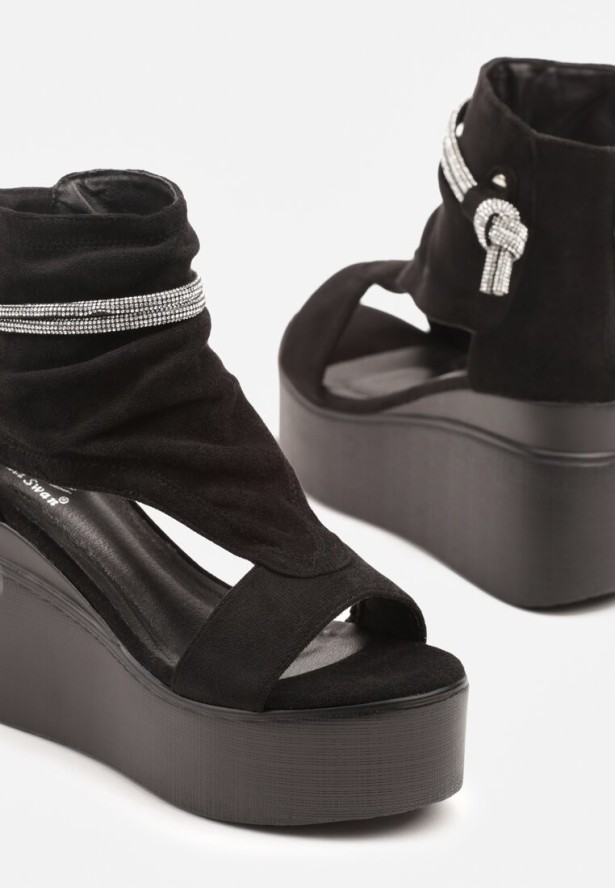 Czarne Sandały na Koturnie z Cyrkoniowym Paskiem Emfia