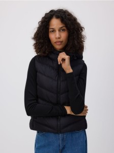 Pikowana kamizelka z kapturem - czarny