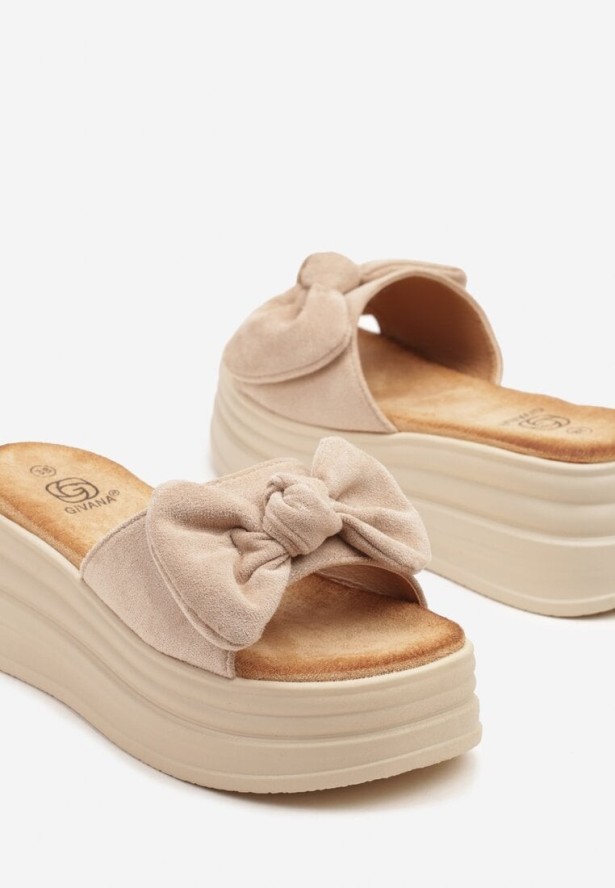 Ciemnobeżowe Klapki na Tłoczonej Platformie z Szeroką Kokardką Ulenora