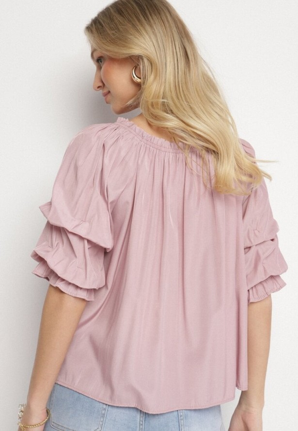 Różowa Bluzka z Wiskozą Dekoltem w Łódkę i Falbanami Fenalora
