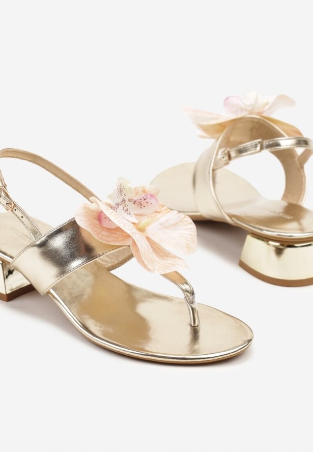 Złote Sandały Japonki Vices na Niskim Słupku z Kwiatową Aplikacją Natanela