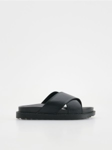 Klapki z imitacji skóry - czarny