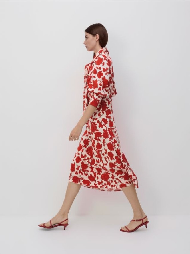 Wzorzysta sukienka midi - wielobarwny