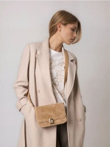 Torebka listonoszka ze sztucznym futerkiem - beżowy