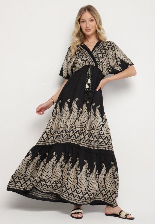 Czarna Kopertowa Sukienka z Wiskozy Ozdobiona Frędzlami Redare