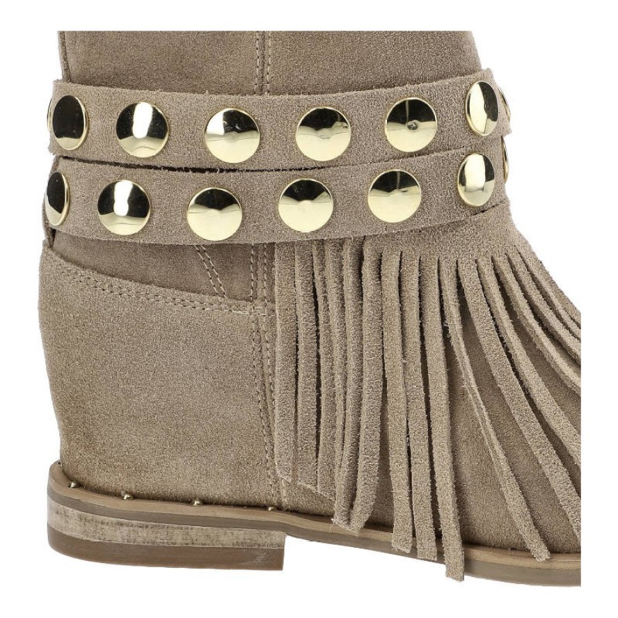 Botki damskie Carinii, zamszowa cholewka o miękkiej strukturze dekoracyjne frędzle z metalowymi nitami wsuwany fason, beżowe, B7751-O17-B89