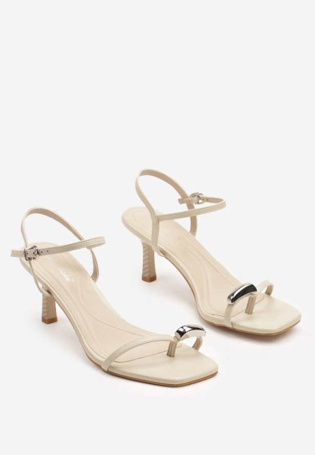 Jasnobeżowe Sandały Japonki na Obcasie z Ozdobną Wstawką na Palec Senovella