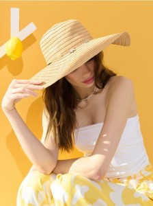 Pleciony kapelusz z motywem wakacyjnym - beżowy