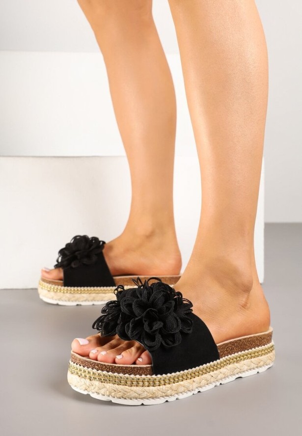 Czarne Klapki na Grubej Podeszwie Zdobione Kwiatową Aplikacją Sopelle