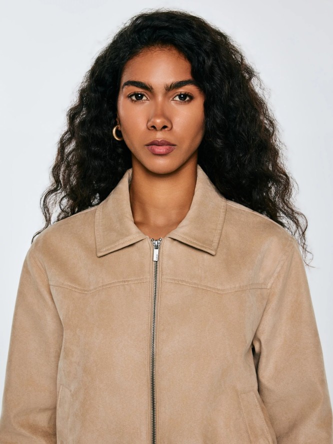 Kurtka damska bomberka z imitacji zamszu beżowa Arisash 805