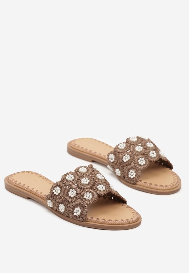 Ciemnobeżowe Klapki z Haftowaną Cholewką Talovira
