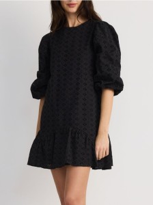 Ażurowa sukienka mini - czarny