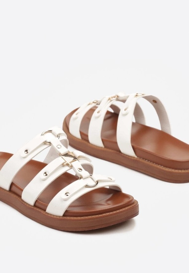 Białe Klapki z Paskami Zdobionymi Metalicznymi Aplikacjami Lisandrea