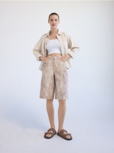 Jeansowe bermudy ze zwierzęcym wzorem - beżowy