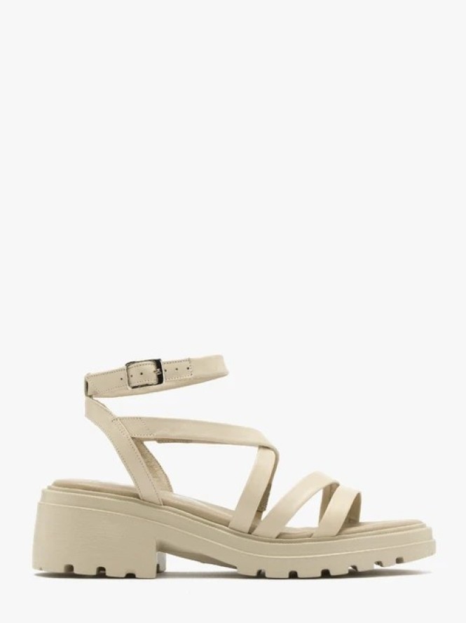 Kremowe sandały z paseczkami
