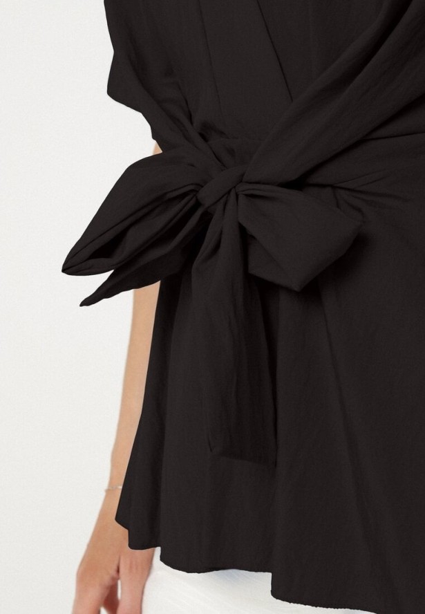 Czarna Kopertowa Bluzka z Wiskozą Ozdobiona Supłem Tanathria