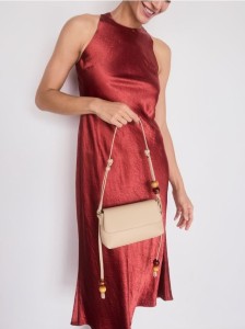 Torebka na ramię z koralikami - kremowy