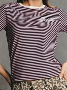 Koszulka w paski z haftowanym napisem - wielobarwny