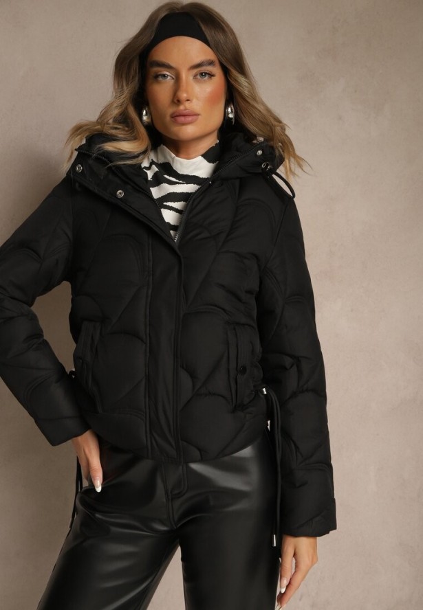 Czarna Kurtka z Pikowanymi Przeszyciami Kapturem i Aplikacjami po Bokach Oloria