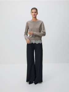 Sweter z koronkowym zdobieniem - brązowy