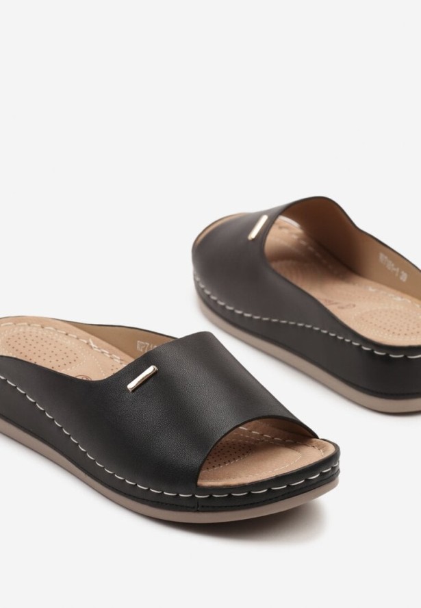 Czarne Klapki Ozdobione Metaliczną Aplikacją Liorinae