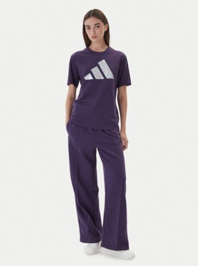 adidas T-Shirt Holiday Metallic Graphic JV8527 Fioletowy Regular Fit