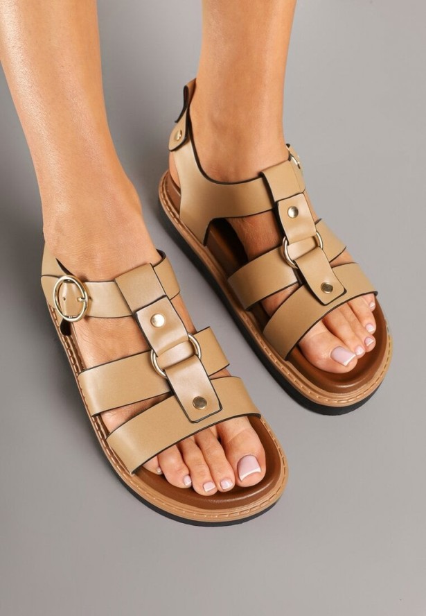 Ciemnobeżowe Sandały na Płaskiej Podeszwie z Klamrą i Nitami Deliniel