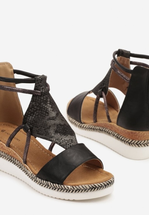 Czarne Sandały na Koturnie z Plecionką Ozdobione Metaliczną Wstawką Zevare