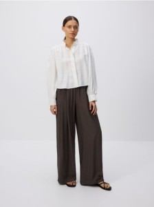 Luźne spodnie z zakładkami - ciemnobrązowy