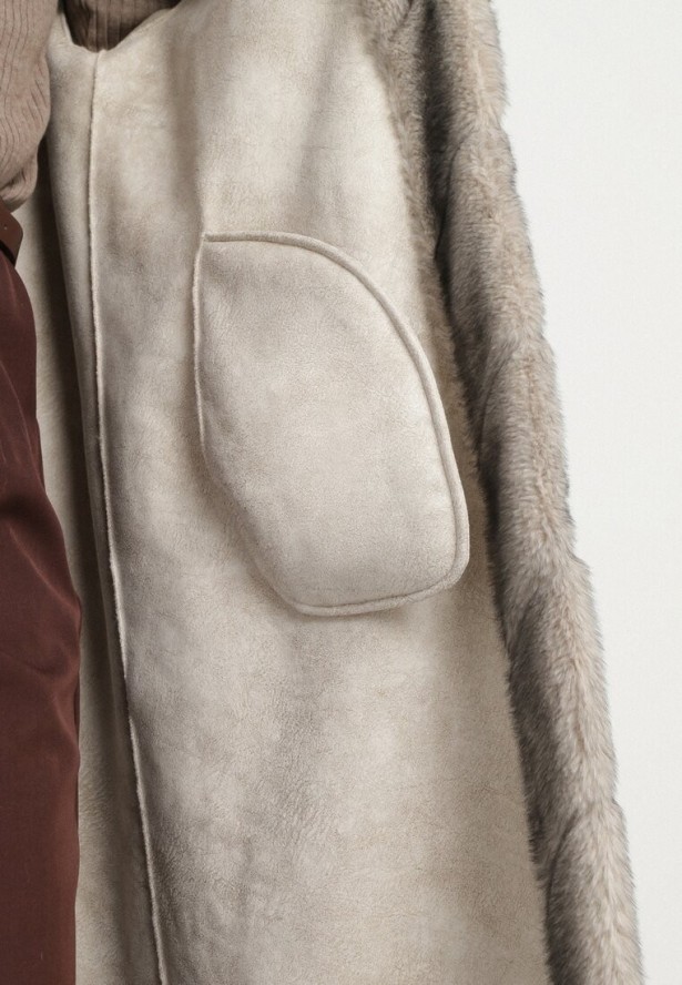 Beżowy Długi Płaszcz Futerko z Ozdobnymi Przeszyciami i Stójką Zenima