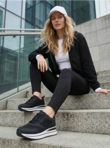 Sneakersy z siateczką na wysokiej podeszwie - czarny