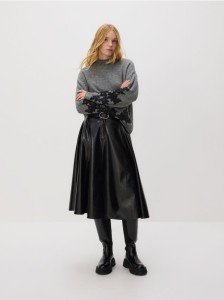 Sweter z ozdobną aplikacją - szary