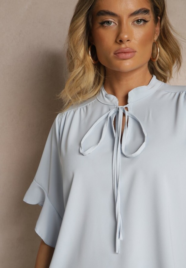 Jasnoniebieska Bluzka z Falbanami i Wiązaniem Fadeassa