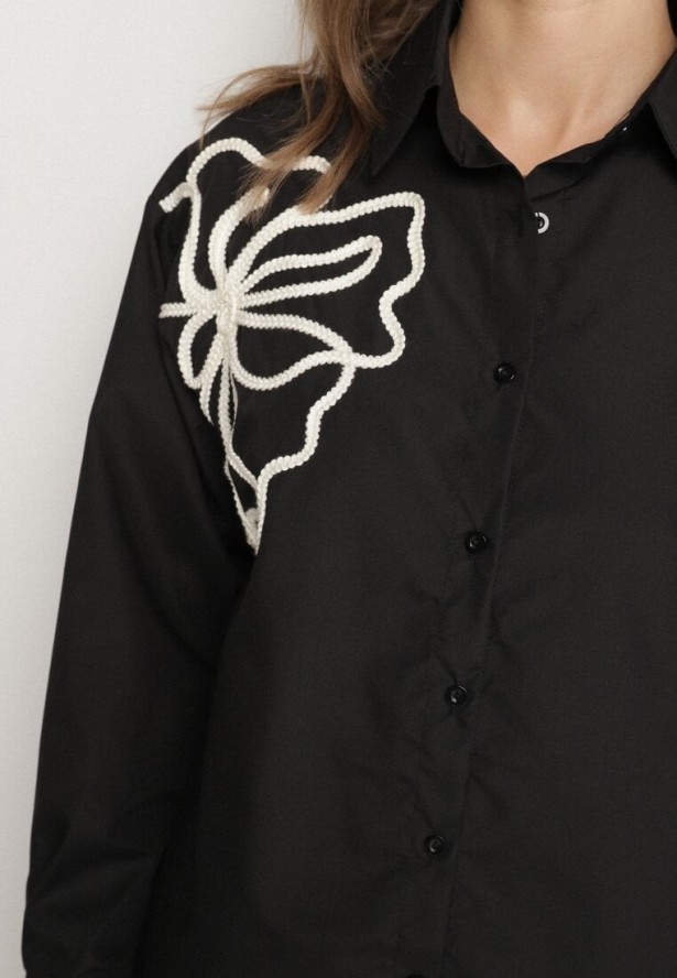 Czarna Koszula o Kroju Oversize z Wiskozą Zdobiona Kwiatową Aplikacją Zelbia