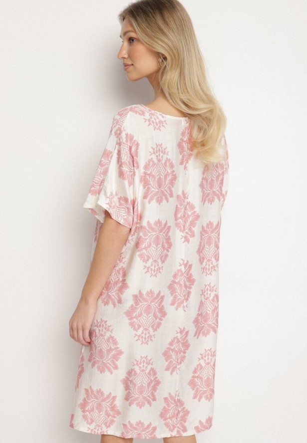Różowa Pudełkowa Sukienka z Wiskozy Ozdobiona Geometrycznym Wzorem Emilavie
