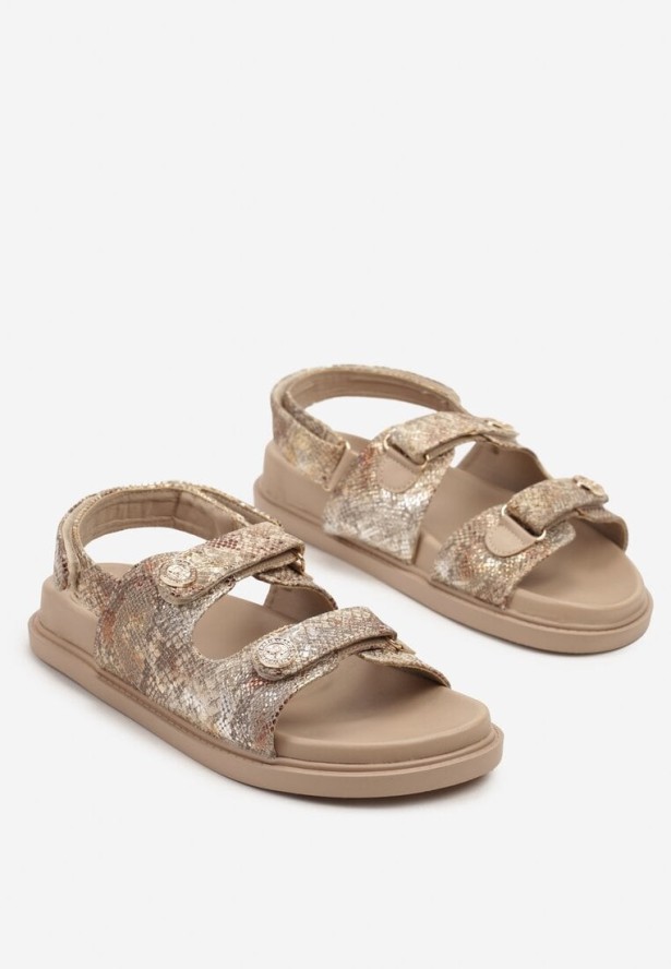 Złote Wężowe Sandały Zapinane na Rzep i Zdobione Metalicznymi Aplikacjami Kolowenna