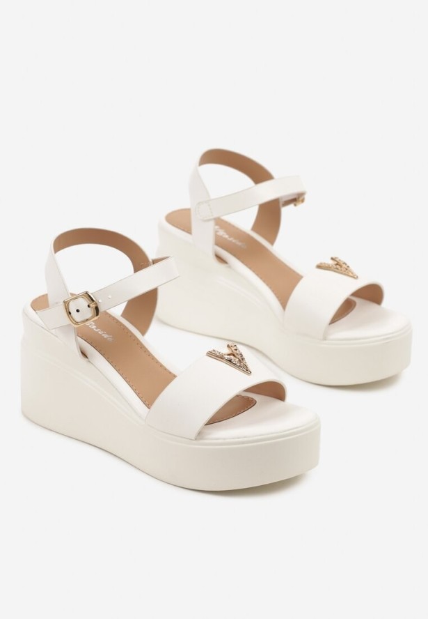 Białe Sandały na Koturnie Ozdobione Metalową Aplikacją Galivenna