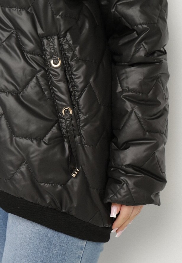 Czarna Kurtka Pikowana o Pudełkowym Kroju z Kapturem Nusolea