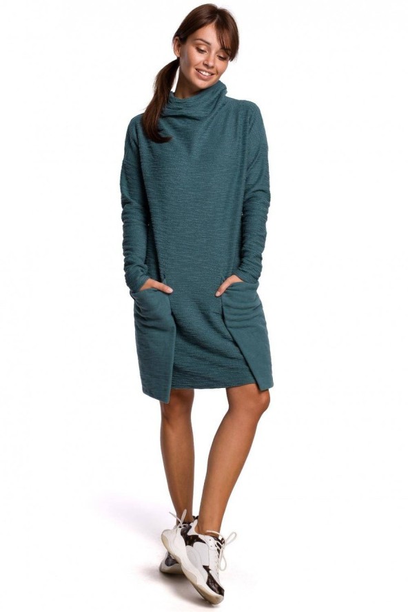 Dzianinowa sukienka z golfem i dużymi kieszeniami bawełniana zielona