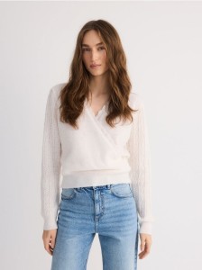 Kopertowy sweter - kremowy