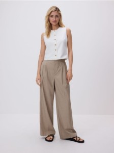 Kamizelka z ozdobnymi guzikami - biały